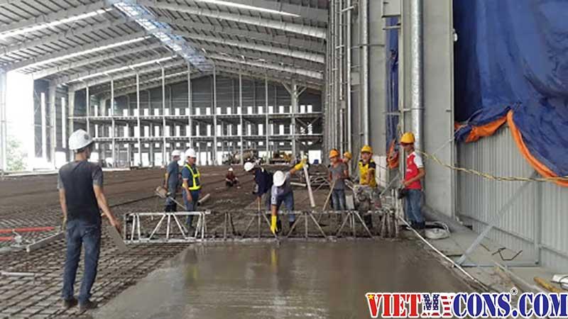 Alt text: Vải địa kỹ thuật dệt được trải trên nền đường chuẩn bị thi công, gia cố kết cấu chịu lực.